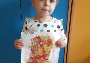 Blanka prezentuje wykonany przez siebie portret Pani Jesieni.